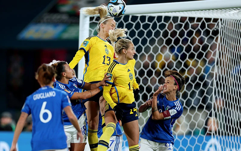 Thụy Điển thắng đậm 5-0 trước Italia (áo xanh).
