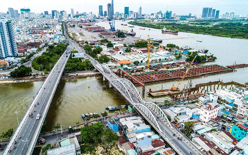 Cảng Nhà Rồng-Khánh Hội nhìn từ đường Nguyễn Tất Thành (Quận 4). (Ảnh MINH TÚ)