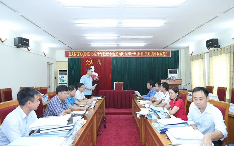 Đoàn kiểm tra của Ban Thường vụ Tỉnh ủy Bắc Giang kiểm tra việc thực hiện Nghị quyết của Tỉnh ủy tại huyện Việt Yên. (Ảnh QUỐC TRƯỜNG)