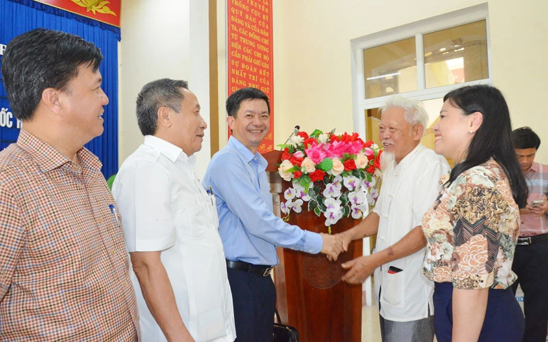 Bí thư Tỉnh ủy Quảng Trị Lê Quang Tùng (thứ ba từ phải sang) trò chuyện với cử tri ở thị xã Quảng Trị.