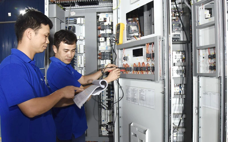 Công nhân Công ty TNHH Vander Leun (Hải Phòng) kiểm tra thiết bị điện. (Ảnh ĐỨC ANH)