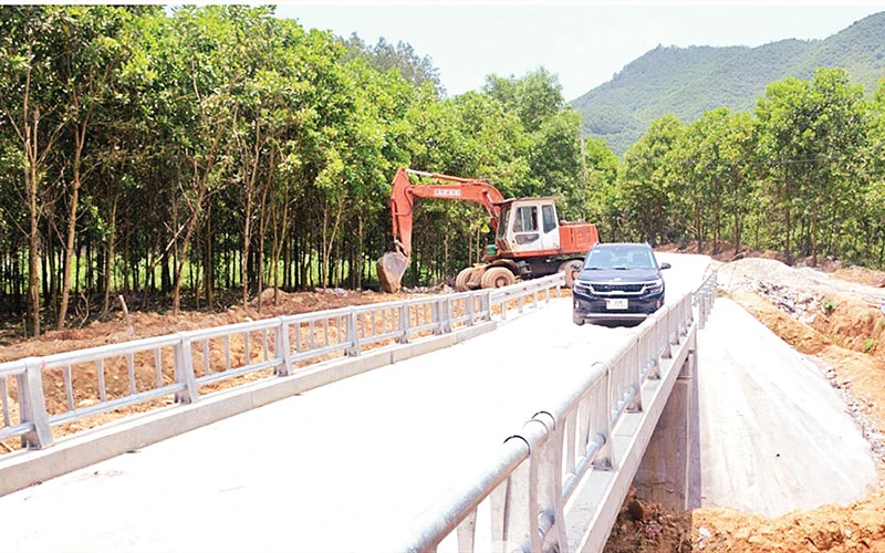 Cầu Bảy Hào, thôn Lẹm, xã Kháng Nhật (huyện Sơn Dương, tỉnh Tuyên Quang), một trong những cầu nông thôn đã được đưa vào hoạt động.
