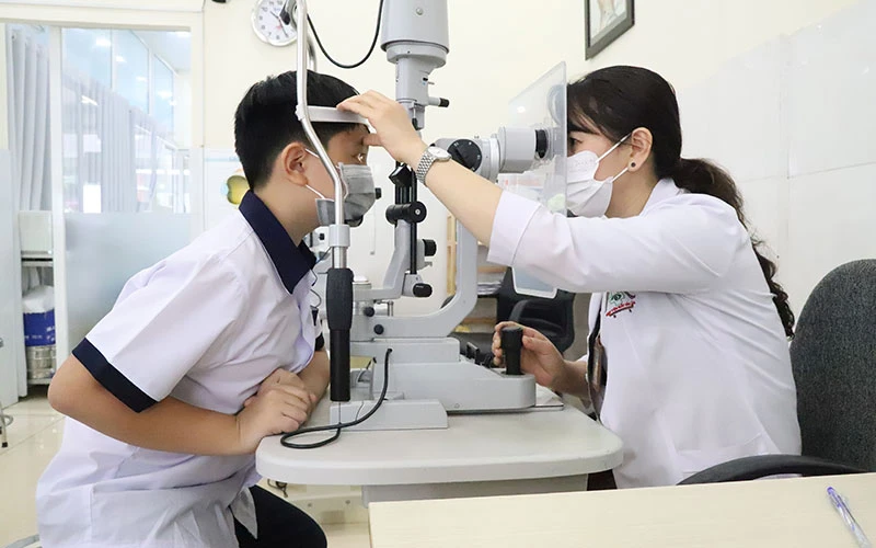 Khám bệnh đau mắt đỏ cho trẻ em tại Bệnh viện Mắt tỉnh Đắk Lắk. 