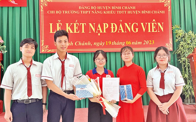 Một buổi kết nạp Đảng cho giáo viên, học sinh tại Trường trung học phổ thông Năng khiếu thể dục thể thao huyện Bình Chánh, Thành phố Hồ Chí Minh.