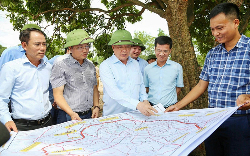 Bí thư Thành ủy Hà Nội Đinh Tiến Dũng khảo sát Dự án đầu tư xây dựng đường Vành đai 4-Vùng Thủ đô tại huyện Hoài Đức. (Ảnh THÀNH NGUYỄN)