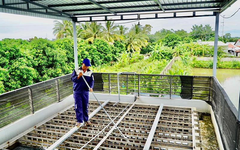Nhân viên Công ty TNHH Cấp thoát nước Ngọc Lợi (xã An Phong, huyện Thanh Bình, Đồng Tháp) vệ sinh hệ thống lọc nước.