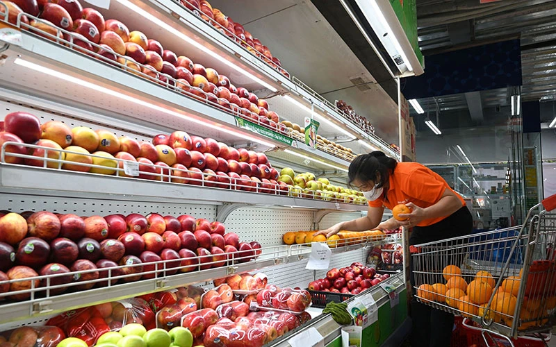Người tiêu dùng lựa chọn các sản phẩm tại siêu thị BRG Mart Bùi Ngọc Dương, Hà Nội. (Ảnh TUỆ NGHI)