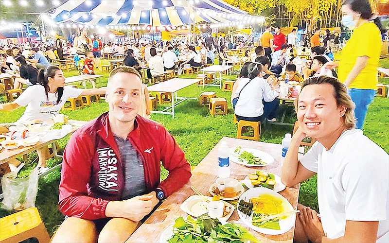 Du khách trải nghiệm tại “Lễ hội Văn hóa ẩm thực, món ngon Saigontourist Group 2023”. (Ảnh: Nhật Xuân)