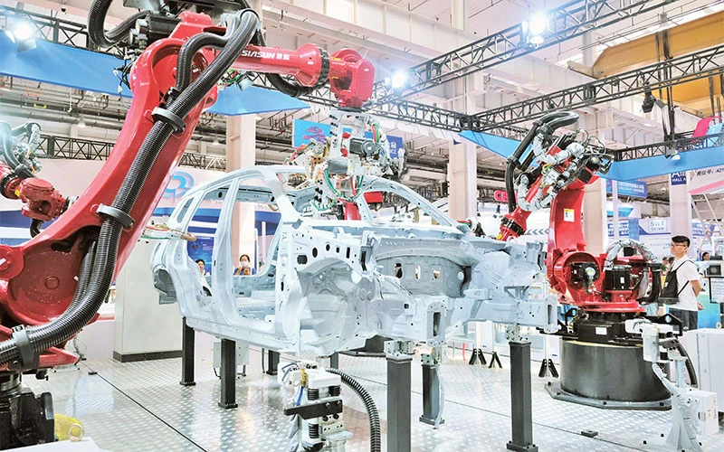 Một thương hiệu robot lắp ráp ô-tô của Trung Quốc tại Hội chợ robot thế giới năm 2023.