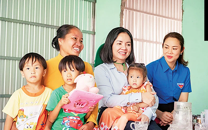 Bà Nguyễn Thị Hiền, Phó Tổng Giám đốc PVCFC trao nhà đại đoàn kết tặng người dân xã Khánh Hội, huyện U Minh, tỉnh Cà Mau.