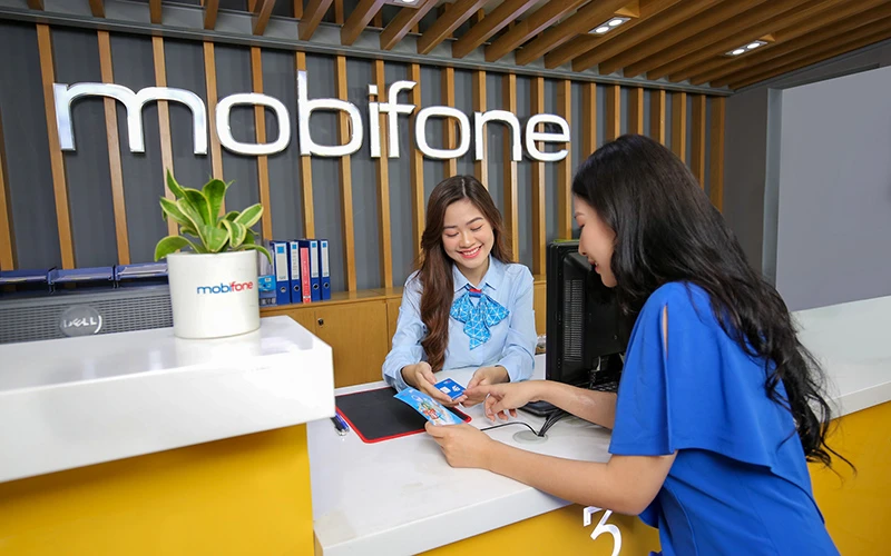 Khách hàng làm thủ tục tại Mobifone.