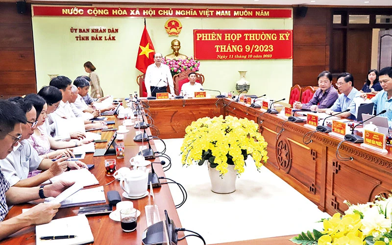Chủ tịch Ủy ban nhân dân tỉnh Đắk Lắk Phạm Ngọc Nghị chỉ đạo biện pháp thu ngân sách ba tháng cuối năm tại phiên họp thường kỳ tháng 9.