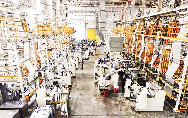 Dây chuyền sản xuất bao bì từ nhựa tái chế thân thiện với môi trường của Công ty APPLE film-Nhật Bản tại Khu công nghiệp Hòa Cầm.