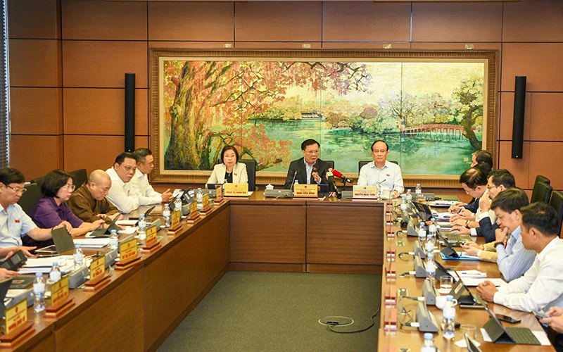 Đại biểu Quốc hội thành phố Hà Nội thảo luận ở tổ tại kỳ họp thứ 6. (Ảnh DUY LINH)
