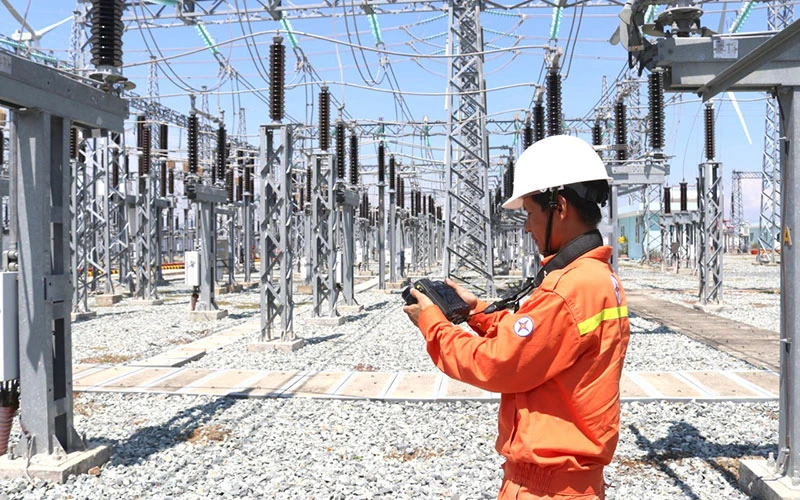 Công nhân Tổng công ty Truyền tải điện quốc gia sử dụng thiết bị soi phát nhiệt để giám sát vận hành lưới điện truyền tải.