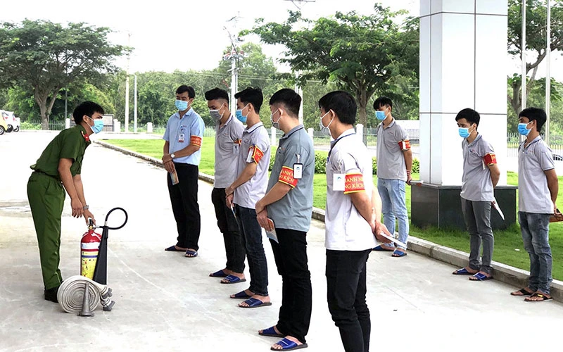 Công an thành phố Tân Uyên (Bình Dương) tuyên truyền pháp luật, tổ chức tập huấn các kỹ năng xử lý tình huống cho Đội Công nhân xung kích. (Ảnh HƯNG PHƯỚC)