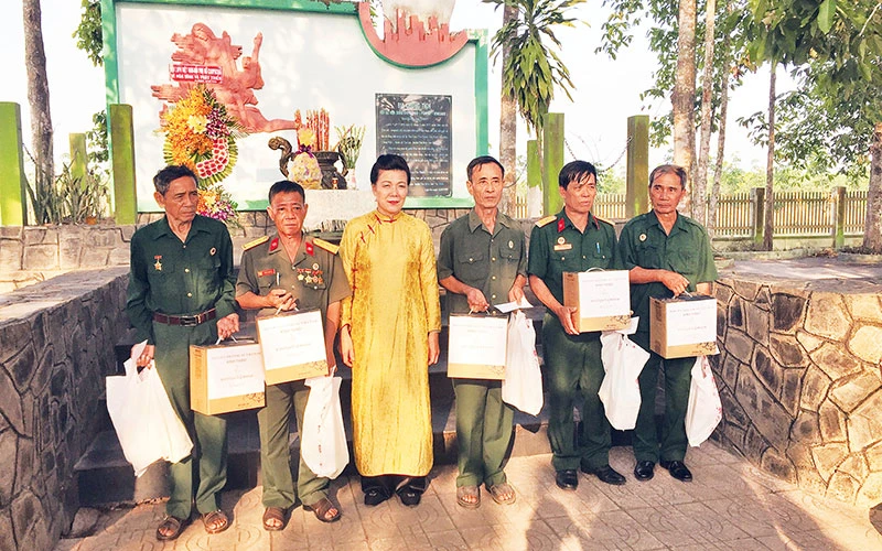 Hội Phụ nữ Việt Nam tặng quà, thăm hỏi các cựu chiến binh, chuyên gia Việt Nam từng sang Campuchia làm nghĩa vụ quốc tế.