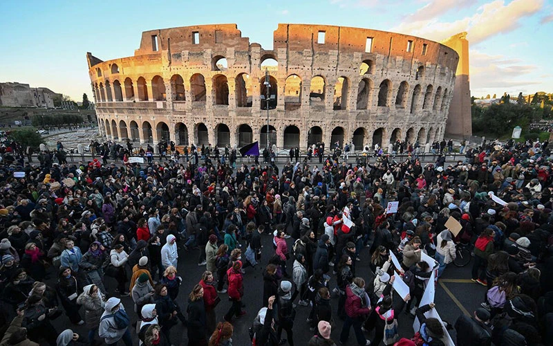 Tuần hành tại Rome (Italia) nhân Ngày thế giới xóa bỏ bạo lực đối với phụ nữ.