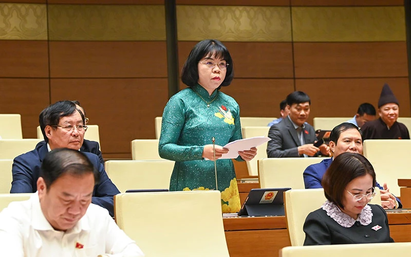 Đại biểu Quốc hội tỉnh Bình Dương Nguyễn Thị Ngọc Xuân phát biểu ý kiến thảo luận. (Ảnh DUY LINH)