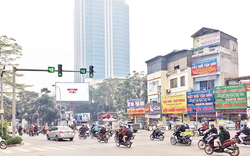 Quảng cáo ngoài trời tại Hà Nội chưa phát huy được hiệu quả kinh tế và cũng không bảo đảm thẩm mỹ.