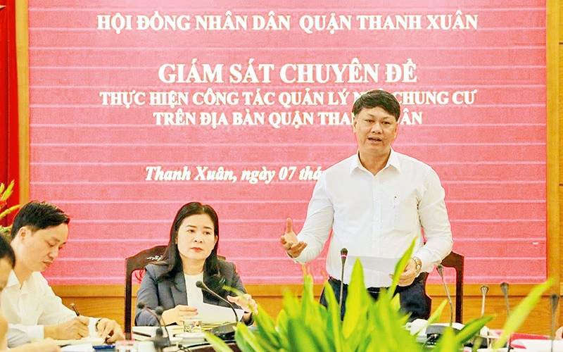 Chủ tịch HĐND quận Thanh Xuân Nguyễn Minh Tiến phát biểu kết luận về thực hiện công tác quản lý nhà chung cư trên địa bàn quận. (Ảnh VIỆT TUẤN)