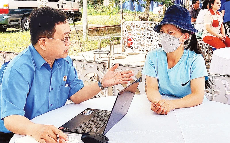 Phó Giám đốc Trung tâm Tư vấn pháp luật-Liên đoàn Lao động thành phố Phạm Văn Hiền tư vấn pháp luật cho người lao động.