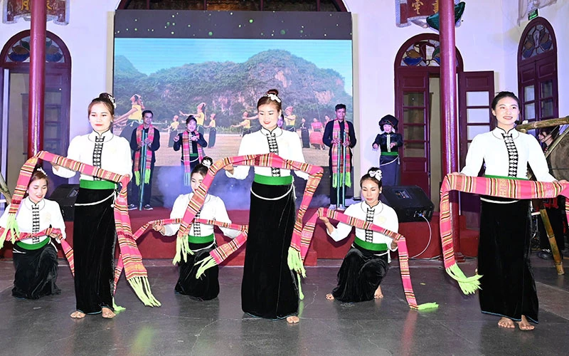 Trình diễn xòe Thái tại chương trình giới thiệu, trưng bày di sản văn hóa phi vật thể được UNESCO công nhận.