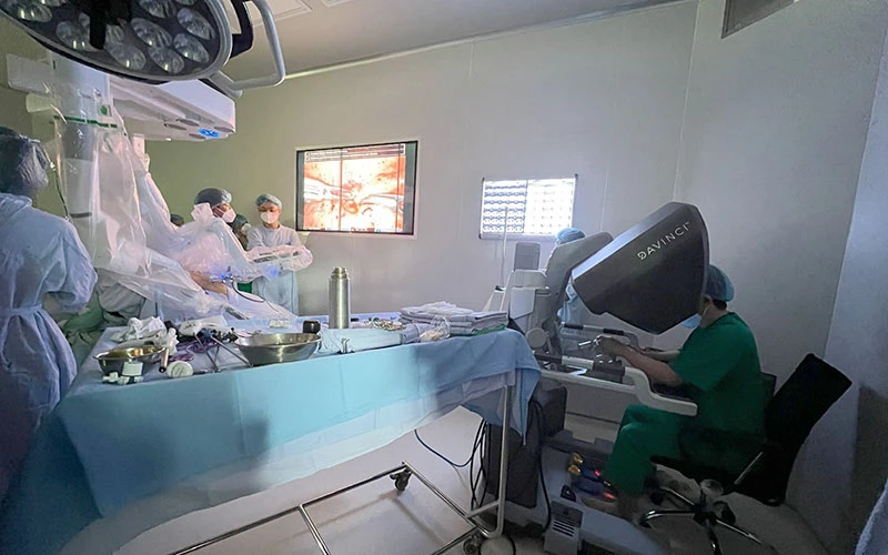 Ca phẫu thuật bằng robot điều trị ung thư phổi cho người bệnh do các bác sĩ Bệnh viện K và chuyên gia nước ngoài phối hợp thực hiện. (Ảnh THÁI HÀ)