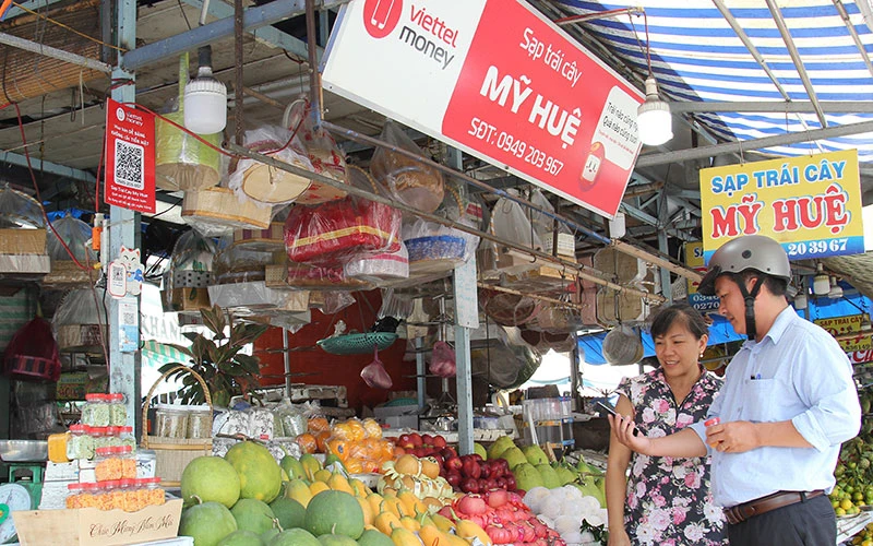 Tiểu thương và người tiêu dùng ở chợ Vĩnh Long đã quen dần với cách thanh toán không dùng tiền mặt.