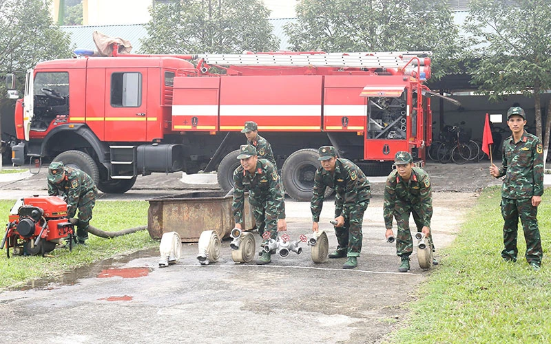 Kíp xe cứu hỏa chuyên dụng của Kho K23 (Cục Kỹ thuật, Quân khu 3) luyện tập phương án chữa cháy tại đơn vị.