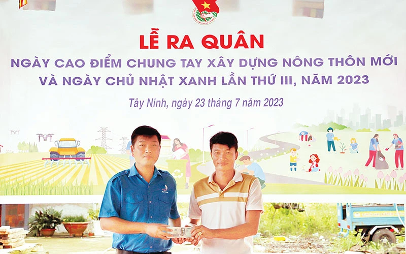 Phó Bí thư Tỉnh đoàn, Chủ tịch Hội Liên hiệp Thanh niên tỉnh Tây Ninh Trần Đăng Tiến (người bên trái) trao vốn hỗ trợ thanh niên khởi nghiệp tại huyện Châu Thành.