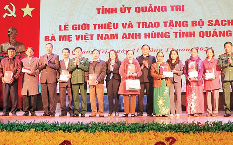 Trao tặng bộ sách “Bà mẹ Việt Nam Anh hùng tỉnh Quảng Trị” cho đại diện thân nhân Bà mẹ Việt Nam Anh hùng tỉnh Quảng Trị.