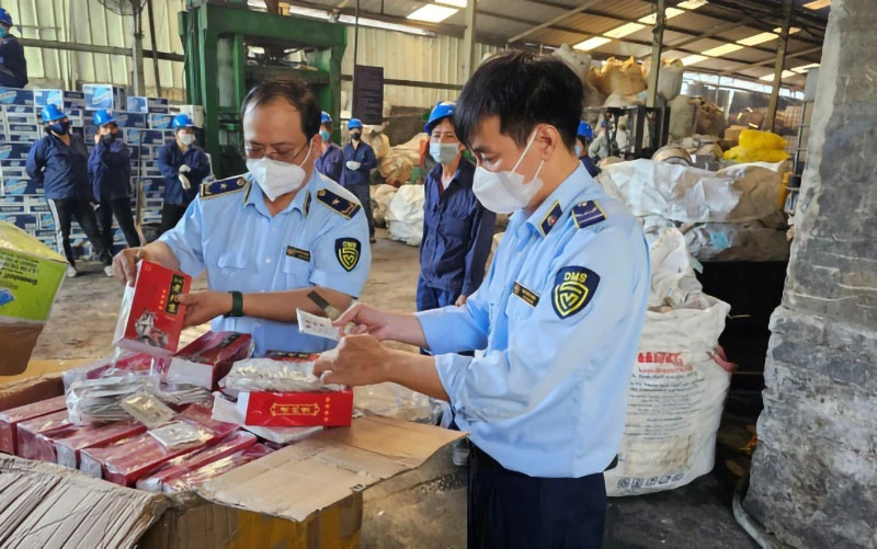 Đội Quản lý thị trường số 12 (Cục Quản lý thị trường Thành phố Hồ Chí Minh) kiểm đếm hàng hóa vi phạm trước khi tiến hành tiêu hủy tại Nhà máy Công ty cổ phần Môi trường Việt Úc.