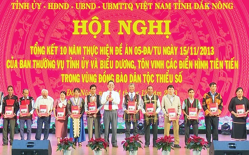 Bí thư Tỉnh ủy Đắk Nông Ngô Thanh Danh tặng quà cho lực lượng cốt cán, người có uy tín trong vùng đồng bào dân tộc thiểu số.