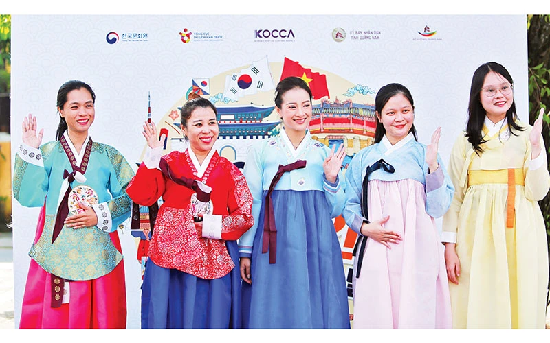 Du khách trong trang phục Hanbok của Hàn Quốc.