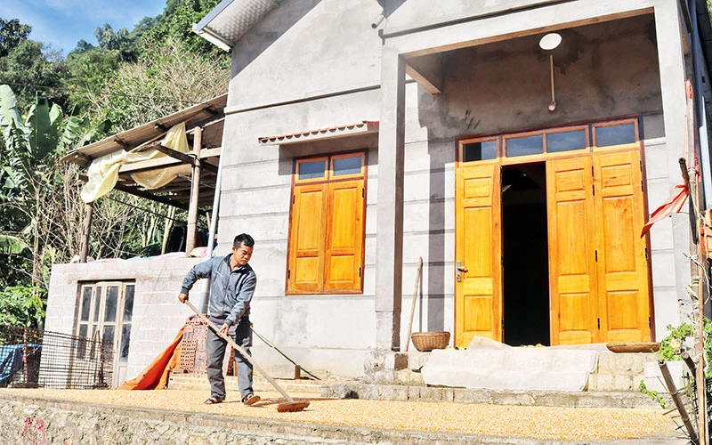 Anh Nông Hoàng Quỳnh, ở xóm Kéo Sy, thị trấn Thanh Nhật, huyện Hạ Lang, tỉnh Cao Bằng được hỗ trợ làm mới nhà ở.