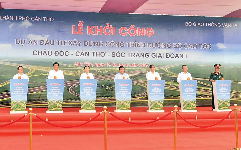 Lãnh đạo thành phố Cần Thơ và các bộ, ngành phát lệnh khởi công đường cao tốc thành phần 2 Cần Thơ.