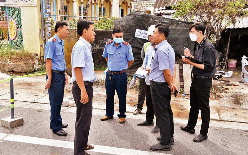 Lực lượng chức năng thuộc Ban An toàn giao thông tỉnh Tiền Giang kiểm tra công trình trên Quốc lộ 1 thuộc địa bàn tỉnh Tiền Giang.