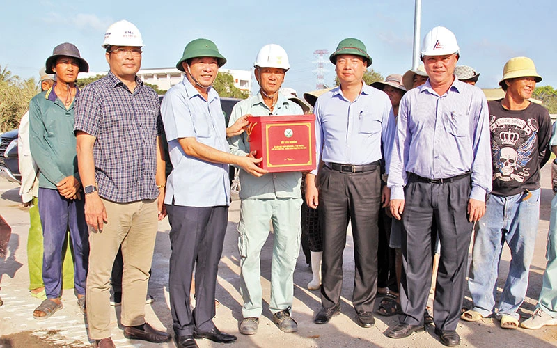 Bí thư Tỉnh ủy Vĩnh Long Bùi Văn Nghiêm thăm hỏi, động viên và tặng quà cho công nhân trên cao tốc Mỹ Thuận-Cần Thơ. 