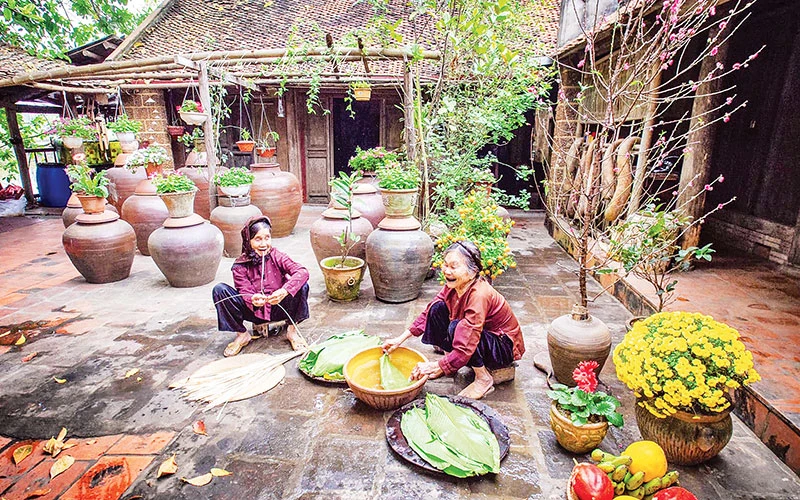 Cuộc sống của người dân trong những ngôi nhà cổ ở làng cổ Đường Lâm. (Ảnh Ngọc Diệp)