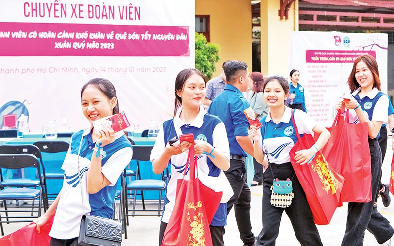 Các sinh viên nhận vé “0 đồng” của chương trình “Chuyến xe đoàn viên” do Trường đại học Sài Gòn tổ chức.