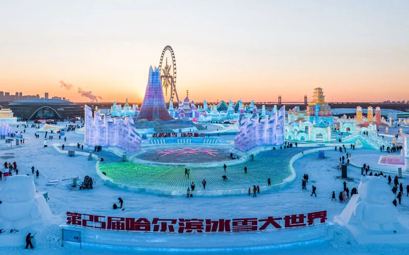Du khách tham quan thắng cảnh băng đăng ở thành phố Cáp Nhĩ Tân, đông bắc Trung Quốc. (Ảnh TÂN HOA XÃ)