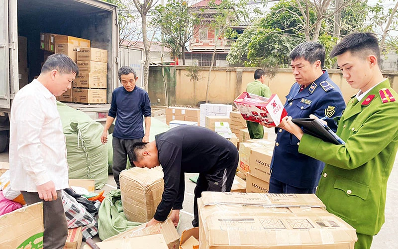 Lực lượng chức năng tỉnh Lạng Sơn bắt giữ một xe chở hàng nhập lậu lưu thông qua địa bàn. (Ảnh LƯU QUYÊN)