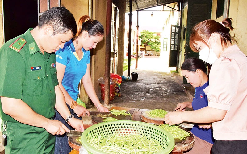 Hội Liên hiệp Phụ nữ huyện Sốp Cộp và lực lượng biên phòng tổ chức nấu ăn miễn phí cho học sinh thi tốt nghiệp trung học phổ thông năm 2023. 
