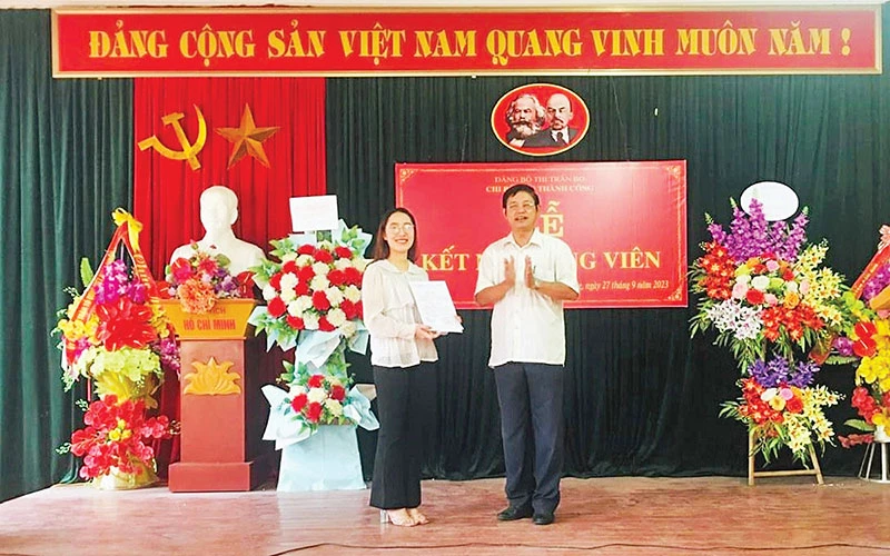 Chi bộ khu Thành Công, Đảng bộ thị trấn Bo (Kim Bôi) tổ chức Lễ kết nạp đảng viên mới. (Ảnh Bùi Thoa)