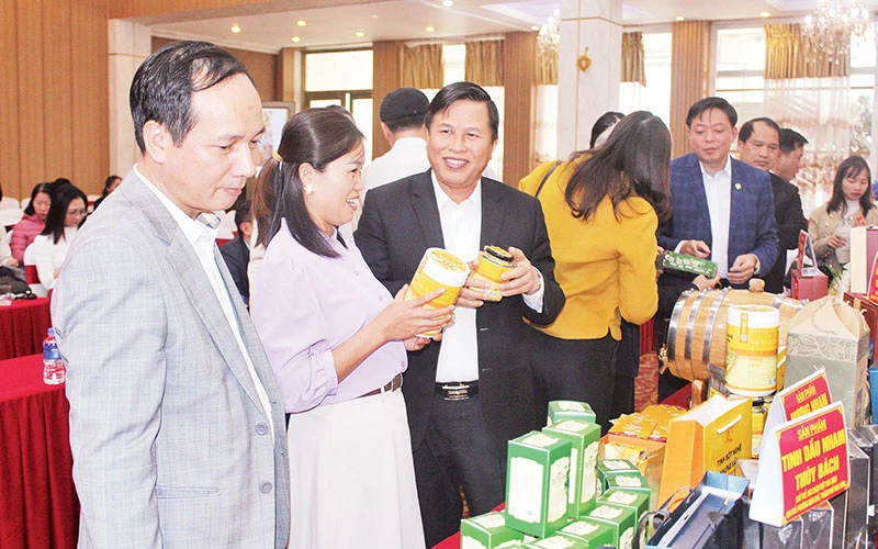 Phó Chủ tịch Ủy ban nhân dân tỉnh Hòa Bình Đinh Công Sứ (thứ ba từ trái sang) tại buổi tổ chức đánh giá, phân hạng các sản phẩm OCOP năm 2023.