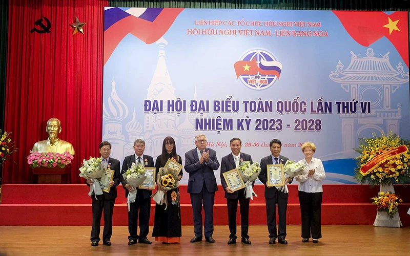 Ông Piotr Tsvetov (đứng giữa) tại Đại hội đại biểu toàn quốc lần thứ VI của Hội Hữu nghị Việt Nam-Liên bang Nga.
