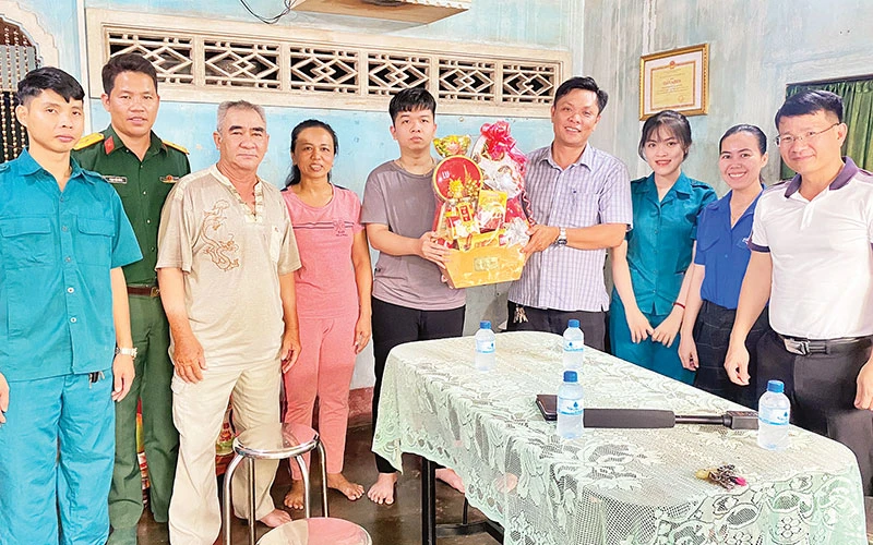 Cán bộ Bộ Chỉ huy Quân sự tỉnh Đồng Nai gặp gỡ, tặng quà gia đình thanh niên chuẩn bị nhập ngũ tại huyện Thống Nhất.