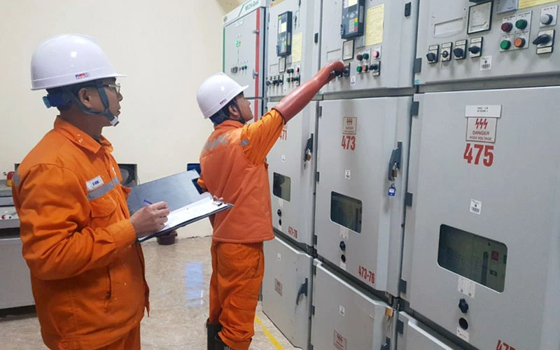 Công nhân Đội Quản lý vận hành lưới điện cao thế Quảng Ninh (Công ty Điện lực Quảng Ninh) vận hành Trạm biến áp 110 kV Móng Cái. (Ảnh HOÀNG NGA)