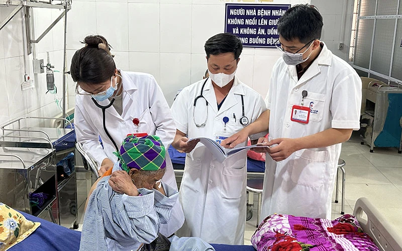 Các bác sĩ nội trú Bệnh viện Đại học Y Hà Nội phối hợp bác sĩ Trung tâm Y tế huyện Si Ma Cai (Lào Cai) khám, chữa bệnh cho người dân.